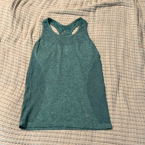 Nike Tank Top 🌿🍃 - Picture 3 of 4